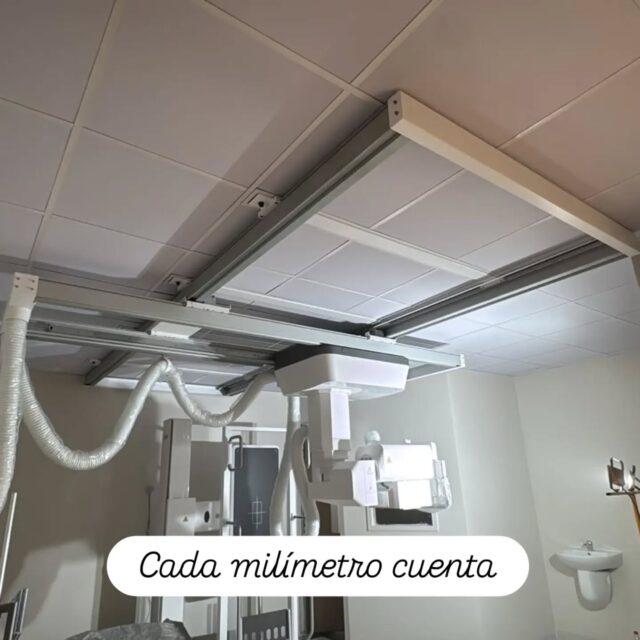 Instalación de cielos en Clínica Los Andes de Talca, donde precisión y calidad se unen para lograr un resultado perfecto. 🏥.